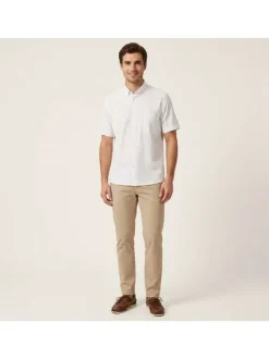 Chemise en coton blanche unie avec une coupe droite et un col américain