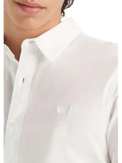 Chemise en coton blanche unie avec une coupe slim et logo brodé sur la poitrine