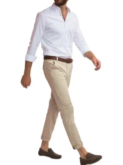 Chemise en coton blanche unie avec une coupe slim fit et des manches à pression