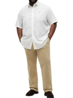 Chemise en coton blanche unie pourvue d'un col américain et d'une coupe droite