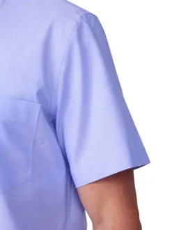 Chemise en coton bleu ciel unie avec unecoupe droite et un col boutonné