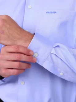 Chemise en coton bleu ciel unie avec une coupe droite et un col à revers