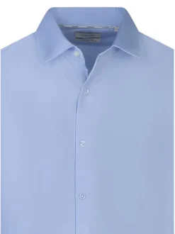 Chemise en coton bleu ciel unie avec une coupe slim et un col français