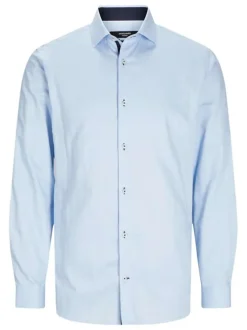 Chemise en coton bleu ciel unie avec une coupe slim et un col français