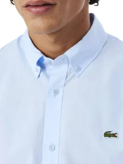 Chemise en coton bleu clair à coupe droite pourvue d'un col à revers