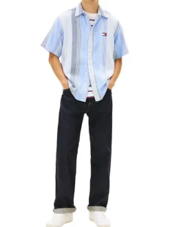 Chemise en coton bleu clair à rayures avec une coupe droite et un col à revers