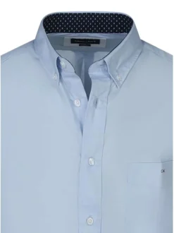 Chemise en coton bleu clair uni avec une coupe droite et un col américain