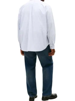 Chemise en coton bleu clair uni avec une coupe droite et un col à revers