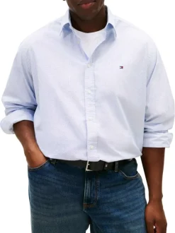 Chemise en coton bleu clair uni avec une coupe droite et un col à revers
