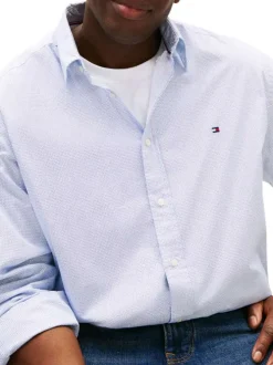 Chemise en coton bleu clair uni avec une coupe droite et un col à revers