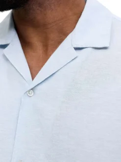 Chemise en coton bleu clair unie pourvue d'une coupe droite