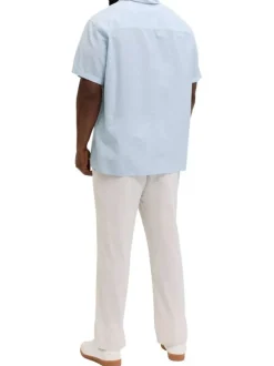 Chemise en coton bleu clair unie pourvue d'une coupe droite