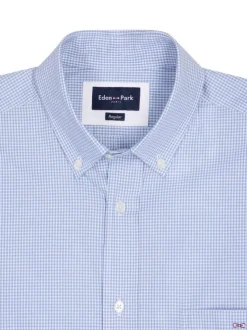 Chemise en coton bleu clair vichy avec une coupe droite et un col à revers