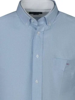 Chemise en coton bleue ciel à carreaux avec un col boutonné des manches longues