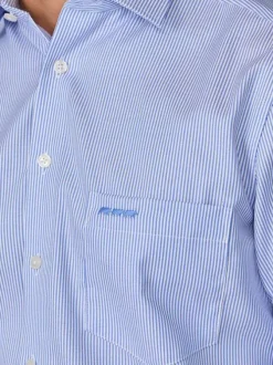 Chemise en coton bleue ciel rayée à coupe regular fit avec une poche