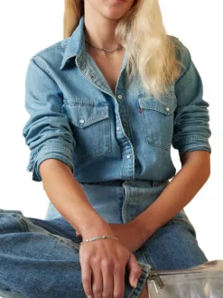 Chemise en coton bleue à coupe ajustée pourvue d'un col à revers