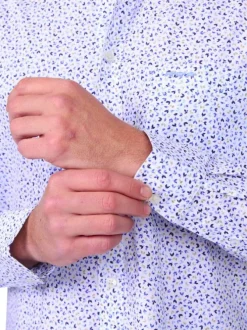 Chemise en coton bleue à motifs avec une coupe droite et un col à revers