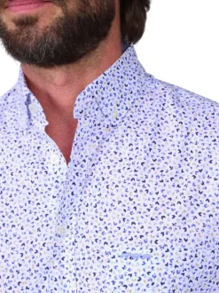 Chemise en coton bleue à motifs avec une coupe droite et un col à revers