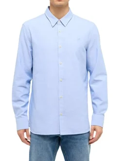 Chemise en coton bleue unie avec une coupe droite et un col à américain