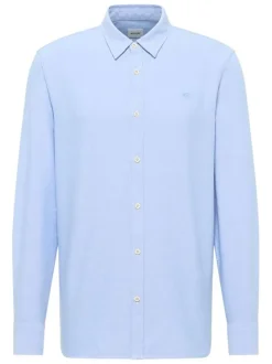Chemise en coton bleue unie avec une coupe droite et un col à américain