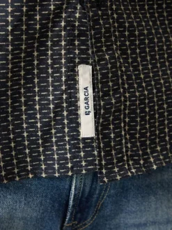 Chemise en coton bleu marine à motifs imprimés avec une coupe droite