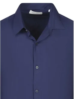 Chemise en coton bleu marine unie avec un col français et une coupe slim