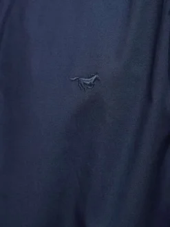 Chemise en coton bleu marine unie avec une coupe slim et un col français