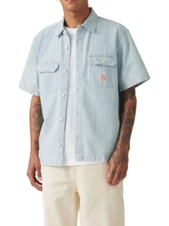 Chemise en coton bleu rayée avec une coupe droite et un col à revers