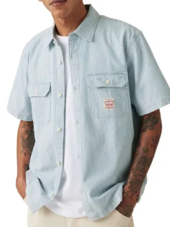 Chemise en coton bleu rayée avec une coupe droite et un col à revers
