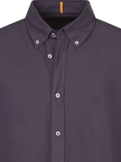 Chemise en coton bordeaux unie avec une coupe droite et un col français