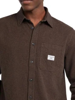 Chemise en coton brune à motif pied de poule et pourvue d'un col à rabats