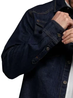 Chemise en coton brut pourvue d'une coupe ajustée et d'un col à rabats