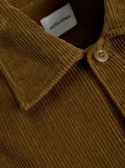 Chemise en coton camel en velours côtelé avec une coupe droite