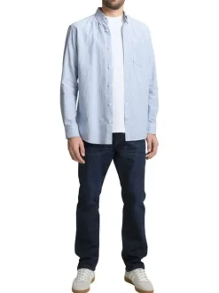 Chemise en coton ciel à rayures avec une coupe droite et un col boutonné