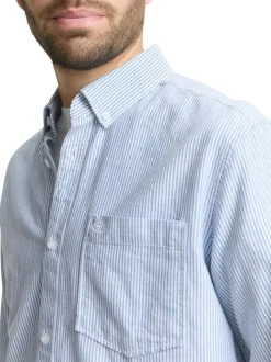 Chemise en coton ciel à rayures avec une coupe droite et un col boutonné