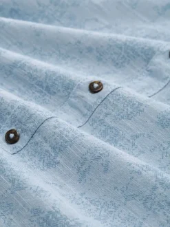 Chemise en coton ciel uni avec une coupe droite et un col à revers