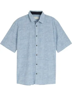 Chemise en coton ciel uni avec une coupe droite et un col à revers