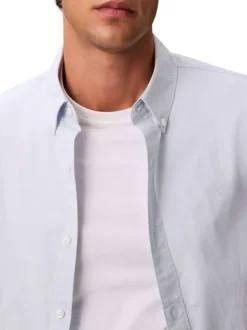 Chemise en coton ciel unie avec une coupe droite et un col à rabats