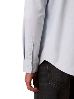 Chemise en coton ciel unie avec une coupe droite et un col à rabats