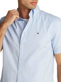Chemise en coton ciel unie droite à col français avec poche plaquée