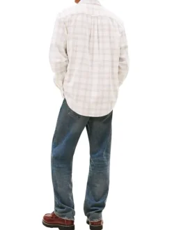 Chemise en coton écrue à carreaux avec une coupe droite et un col à revers