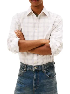 Chemise en coton écrue à carreaux avec une coupe droite et un col à revers