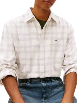 Chemise en coton écrue à carreaux avec une coupe droite et un col à revers
