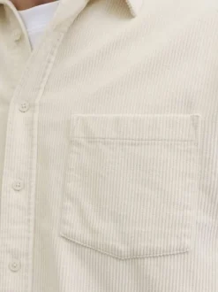 Chemise en coton écrue en velours côtelé avec une coupe droite