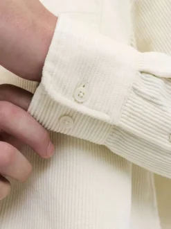 Chemise en coton écrue en velours côtelé avec une coupe droite
