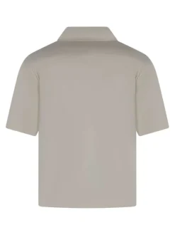 Chemise en coton écrue unie avec une coupe droite et d'un col chemise