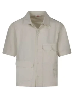 Chemise en coton écrue unie avec une coupe droite et d'un col chemise