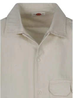 Chemise en coton écrue unie avec une coupe droite et d'un col chemise