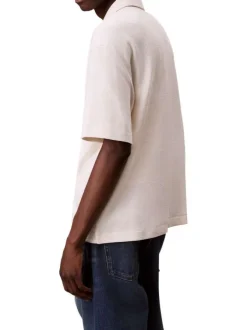 Chemise en coton écrue unie avec une coupe droite et un col cubain