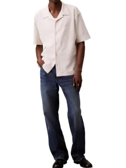 Chemise en coton écrue unie avec une coupe droite et un col cubain